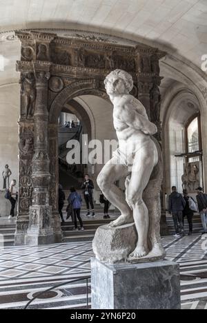 PARIS, FRANKREICH, 30. MAI 2022, schöne antike Skulpturen im Louvre Museum in Paris, Frankreich, Europa Stockfoto