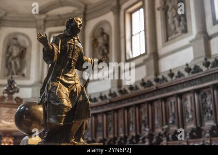 VENEDIG, ITALIEN, 30. NOVEMBER 2022, Skulptur im Inneren der Kirche San Giorgio Maggiore in Venedig, Italien, Europa Stockfoto