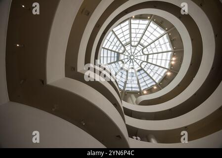 NEW YORK, USA, 21. AUGUST 2022, Atrium und Treppe im berühmten Guggenheim Museum in New York, USA, Nordamerika Stockfoto