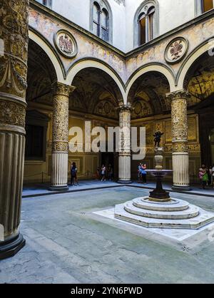 Ikonischer, reich dekorierter Innenhof des Palazzo Vecchio in Florenz, Italien, Europa Stockfoto