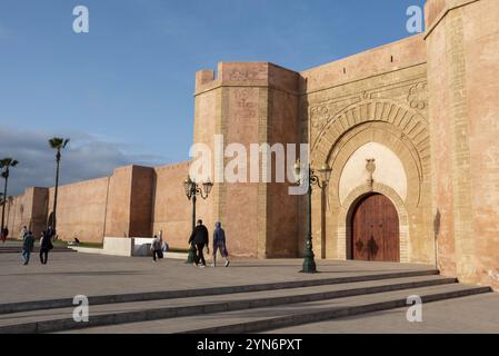 Großes mittelalterliches Stadttor Bab el hatte in der Medina von Rabat, Marokko, Afrika Stockfoto