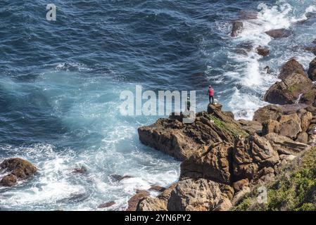 Zwei Fischer auf einem Felsen am Kap Spartel in der Nähe von Tanger, Marokko, Afrika Stockfoto