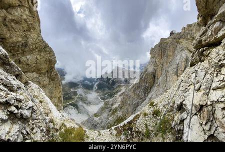 Abenteuerliche Wanderung auf den Lagazuoi in den Dolomiten, autonome Provinz von Südtirol in Italien Stockfoto