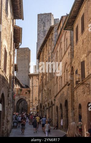 SAN GIMIGNANO, ITALIEN, 20. SEPTEMBER 2023, Blick auf die Türme Pettini und Salvucci in San Gimignano, Italien, Europa Stockfoto