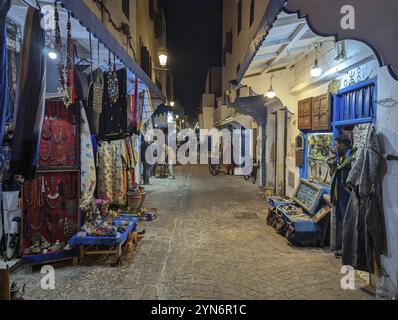 Idyllische Gasse in der Medina von Essaouira, Marokko, Afrika Stockfoto