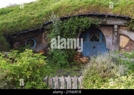 HOBBITON, NEUSEELAND, 20. JANUAR 2023, berühmtes Dorf Hobbiton in Matamata aus den Filmen der Hobbit und Herr der Ringe, Neuseeland, Ozeanien Stockfoto