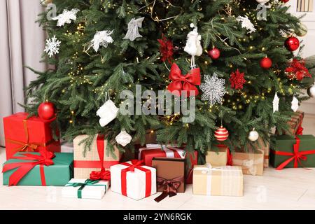Viele Geschenke unter dem Weihnachtsbaum zu Hause Stockfoto