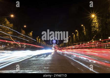 Nächtlicher Verkehr auf den Champs-Elysées in Paris, Frankreich, Europa Stockfoto