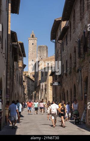 SAN GIMIGNANO, ITALIEN, 20. SEPTEMBER 2023, Blick auf die Türme Cugagnesi und Grosso, von der Via San Giovanni, Italien, Europa Stockfoto