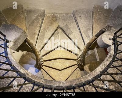 GRAZ, ÖSTERREICH, 15. SEPTEMBER 2022, ikonische mittelalterliche Doppelspiraltreppe im alten Schloss von Graz, Österreich, Europa Stockfoto