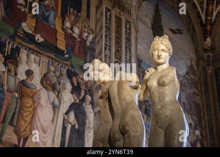 SIENA, ITALIEN, 23. SEPTEMBER 2023, reich verzierte berühmte Piccolomini-Bibliothek in der Kathedrale von Siena mit drei Gnaden im Zentrum Stockfoto