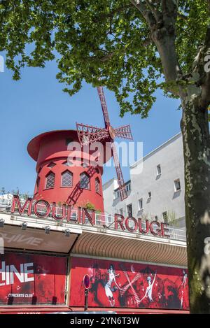 PARIS, FRANKREICH, 13. MAI 2022, Moulin Rouge variete in Montmartre, Paris, Frankreich, Europa Stockfoto