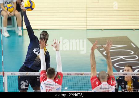 Spike von Noumory Keita von Rana Verona während des Spiels zwischen Rana Verona und Gas Sales Bluenergy Piacenza, reguläre Saison der SuperLega Italian Volleyball Championship 2024/2025, im Pala AGSM-AIM in Verona, Italien am 24. November 2024. Stockfoto