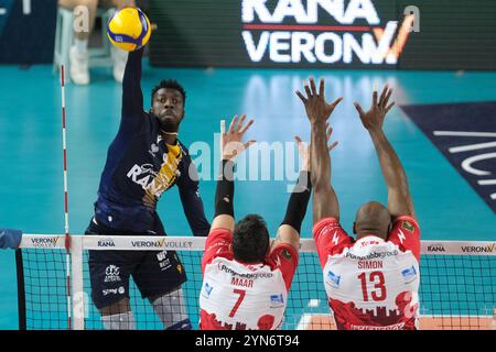 Spike von Noumory Keita von Rana Verona während des Spiels zwischen Rana Verona und Gas Sales Bluenergy Piacenza, reguläre Saison der SuperLega Italian Volleyball Championship 2024/2025, im Pala AGSM-AIM in Verona, Italien am 24. November 2024. Stockfoto