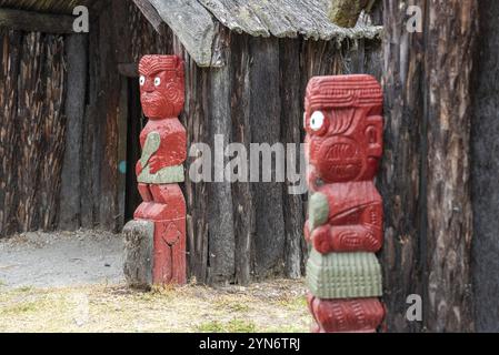 Schöne traditionelle Maori-Skulpturen im Dorf Whakarewarewa, Nordinsel Neuseelands Stockfoto