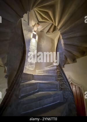 GRAZ, ÖSTERREICH, 15. SEPTEMBER 2022, ikonische mittelalterliche Doppelspiraltreppe im alten Schloss von Graz, Österreich, Europa Stockfoto