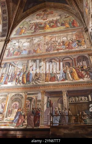 FLORENZ, ITALIEN, 21. SEPTEMBER 2023, reiche Fresken in der Kapelle Tornabuoni in der Basilika Santa Maria Novella in Florenz, Italien, Europa Stockfoto