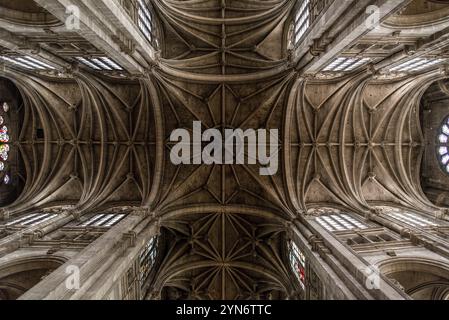 PARIS, FRANKREICH, 24. MAI 2022, hohe Säulen und wunderschön verzierte Decke in der gotischen Kirche Saint Eustache in Paris, Frankreich, Europa Stockfoto