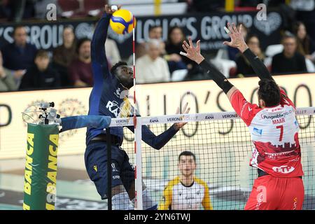 Spike von Noumory Keita von Rana Verona während des Spiels zwischen Rana Verona und Gas Sales Bluenergy Piacenza, reguläre Saison der SuperLega Italian Volleyball Championship 2024/2025, im Pala AGSM-AIM in Verona, Italien am 24. November 2024. Stockfoto