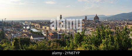 Skyline der Innenstadt von Florenz bei Sonnenuntergang, von der berühmten Piazzale Michelangelo aus gesehen, Italien, Europa Stockfoto