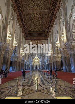 CASABLANCA, MAROKKO, 13. APRIL 2023, Inneres der berühmten Hassan II Moschee an der Küste von Casablanca, Marokko, Afrika Stockfoto