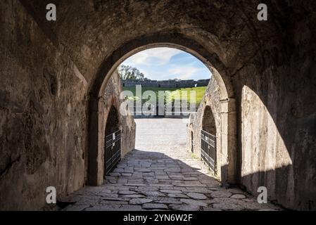 POMPEJI, ITALIEN, 4. MAI 2022, Ruinen des Amphitheaters in der antiken Stadt Pompeji, Süditalien Stockfoto