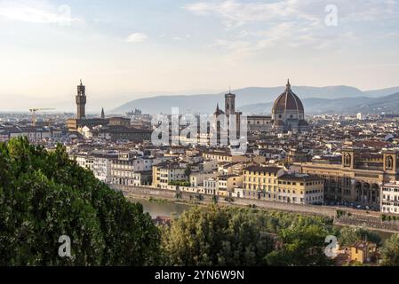 Skyline der Innenstadt von Florenz bei Sonnenuntergang, von der berühmten Piazzale Michelangelo aus gesehen, Italien, Europa Stockfoto