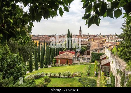 Blick von der Innenstadt von Verona von einem Pavillon im öffentlichen Park Giardino Giusti, Italien, Europa Stockfoto