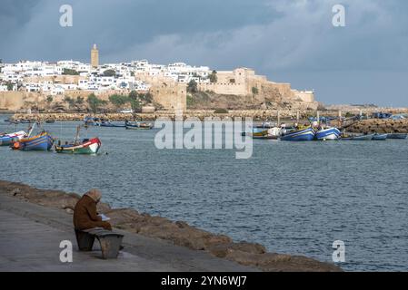 Skyline von Marokkos Hauptstadt Rabat, Fischerboote ankern am Fluss Bou Regreg Stockfoto