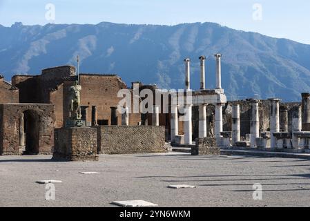 POMPEJI, ITALIEN, 4. MAI 2022, berühmtes Forum in der antiken Stadt Pompeji, Vesuv im Hintergrund, Süditalien Stockfoto