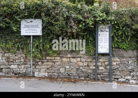 TREMEZZO, ITALIEN, 05. OKTOBER 2023, Informationstafel am Ort der Hinrichtung von Mussolinis in Tremezzo am Comer See, Italien, Europa Stockfoto