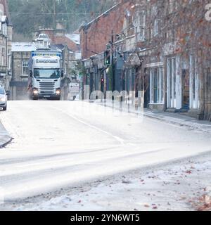 Lastkraftwagen, der durch Matlock Town, Derbyshire, Großbritannien fährt Stockfoto