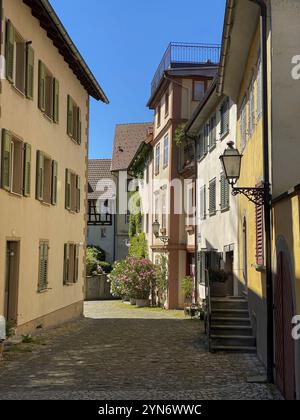 Enge Gasse im historischen Zentrum von Bregenz, Österreich, Europa Stockfoto