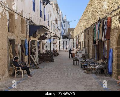 ESSAOUIRA, MAROKKO, 10. APRIL 2023, idyllische Gasse in der Medina von Essaouira, Marokko, Afrika Stockfoto