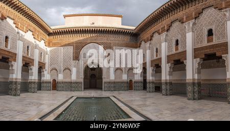 MARRAKESCH, MAROKKO, 18. APRIL 2023, berühmte Madrassa Ben Youssef in der Medina von Marrakesch Stockfoto