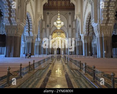 CASABLANCA, MAROKKO, 13. APRIL 2023, Inneres der berühmten Hassan II Moschee an der Küste von Casablanca, Marokko, Afrika Stockfoto