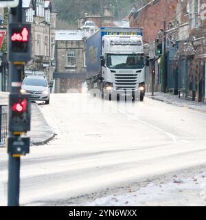 Lastkraftwagen, der durch Matlock Town, Derbyshire, Großbritannien fährt Stockfoto