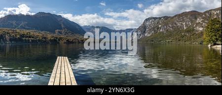 Malerischer Blick auf einen kleinen Holzsteg am Bohinj-See im Triglav-Nationalpark, den Julischen Alpen, Slowenien, Europa Stockfoto