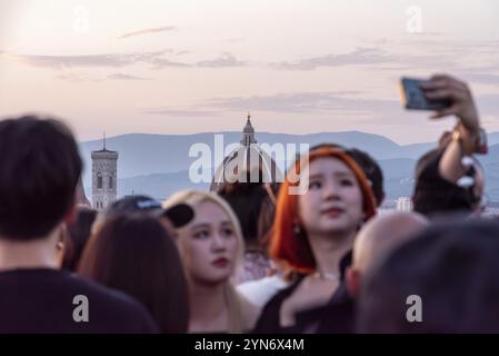 FLORENZ, ITALIEN, 21. SEPTEMBER 2023, große Touristenströme auf der Piazzale Michelangelo genießen Sonnenuntergang über Florenz, Italien, Europa Stockfoto