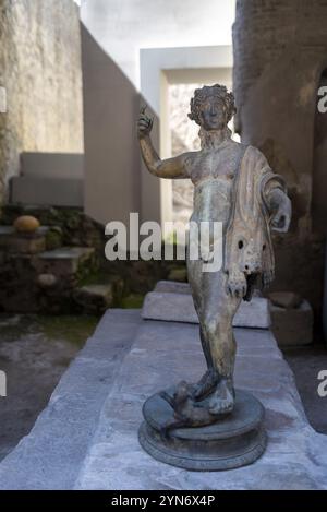 HERCULANEUM, ITALIEN, 5. MAI 2022, Eine kleine antike Bronzestatue in einem Haus in Herculaneum Stockfoto