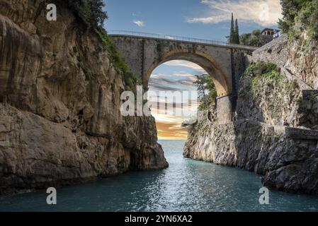 Malerische Bogenbrücke am Fjord of Fury, Amalfiküste Süditalien Stockfoto