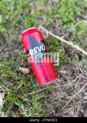 Kiew, Ukraine - 24. November 2024: CAN REVO ALCO ENERGY Cherry 0,5 auf unscharfem Hintergrund Stockfoto