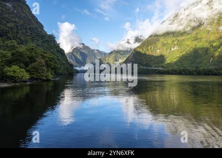 Ein neuer Morgen dämmert am Doutful Sound, Wolken hängen tief in den Bergen, Südinsel von Neuseeland Stockfoto