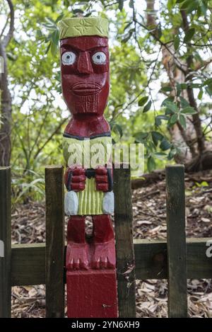 Schöne traditionelle Maori-Skulpturen im Dorf Whakarewarewa, Nordinsel Neuseelands Stockfoto