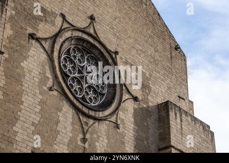 Gotische Rosette an der Fassade einer alten mittelalterlichen Kirche im spanischen Viertel Neapel, Italien, Europa Stockfoto