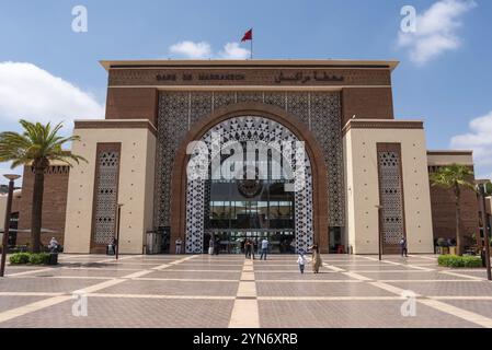 MARRAKESCH, MAROKKO, 20. APRIL 2023, modernes orientalisches Gebäude des Hauptbahnhofs von Marrakesch, Marokko, Afrika Stockfoto