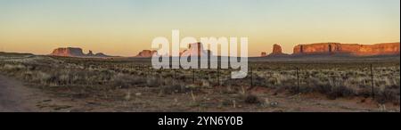 Sonnenuntergang über dem berühmten Monument Valley, Navajo Nation, USA, Nordamerika Stockfoto