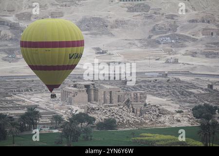 Heißluftballontour über Theben, Blick auf das Ramesseum, Ägypten, Afrika Stockfoto