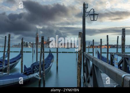 Verankerte Gondeln bei Hochwasser am Markusplatz am frühen Abend, Venedig, Italien, Europa Stockfoto