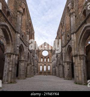 Schiff des ruinierten und verlassenen Zisterzienserklosters San Galgano in der Toskana, Italien, Europa Stockfoto